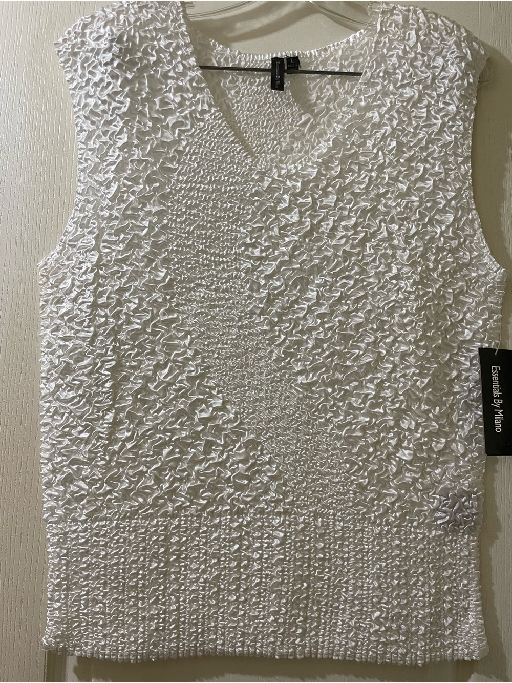 Essentials by Milano White Textured V-Neck Sleeveless Tank